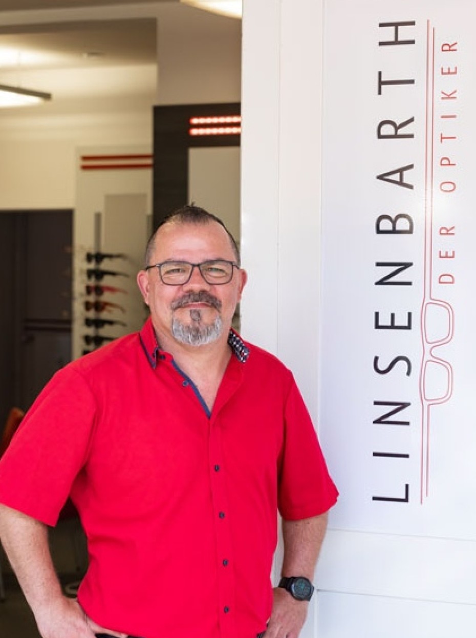 Alexander Linsenbarth im Eingang seines Ladengeschäftes