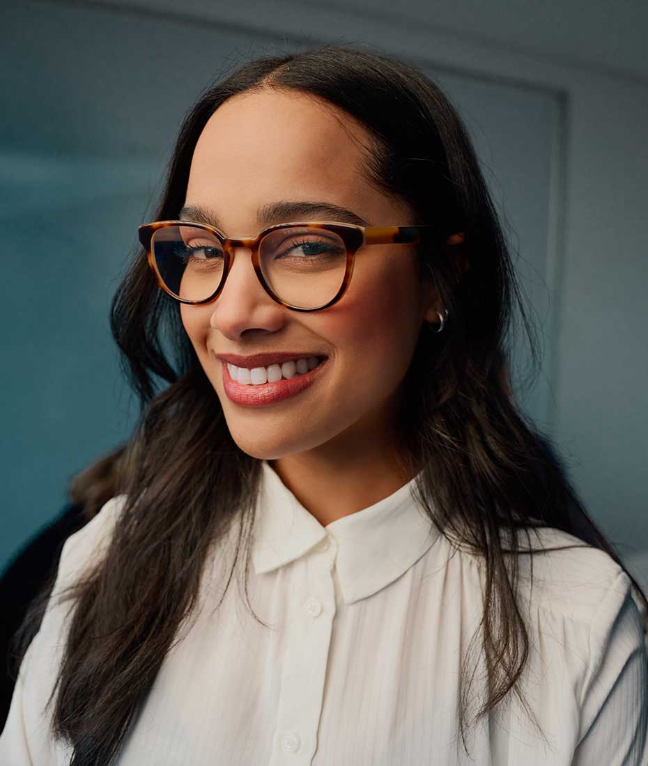 Brillentrend: Frau mit zeitloser Brille